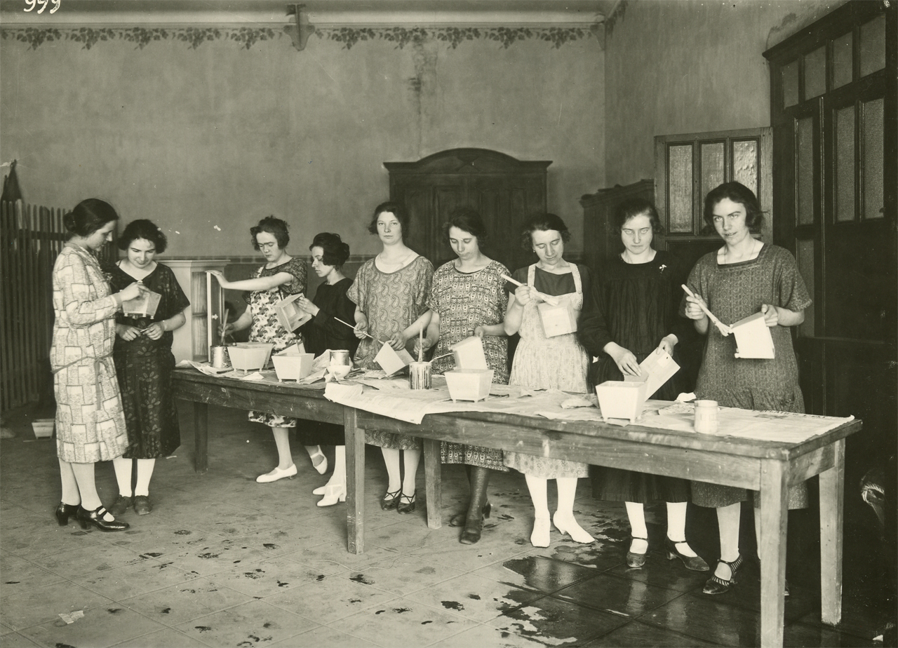 Elèves de l'école ménagère de Pont-à-Mousson dans les années 1930