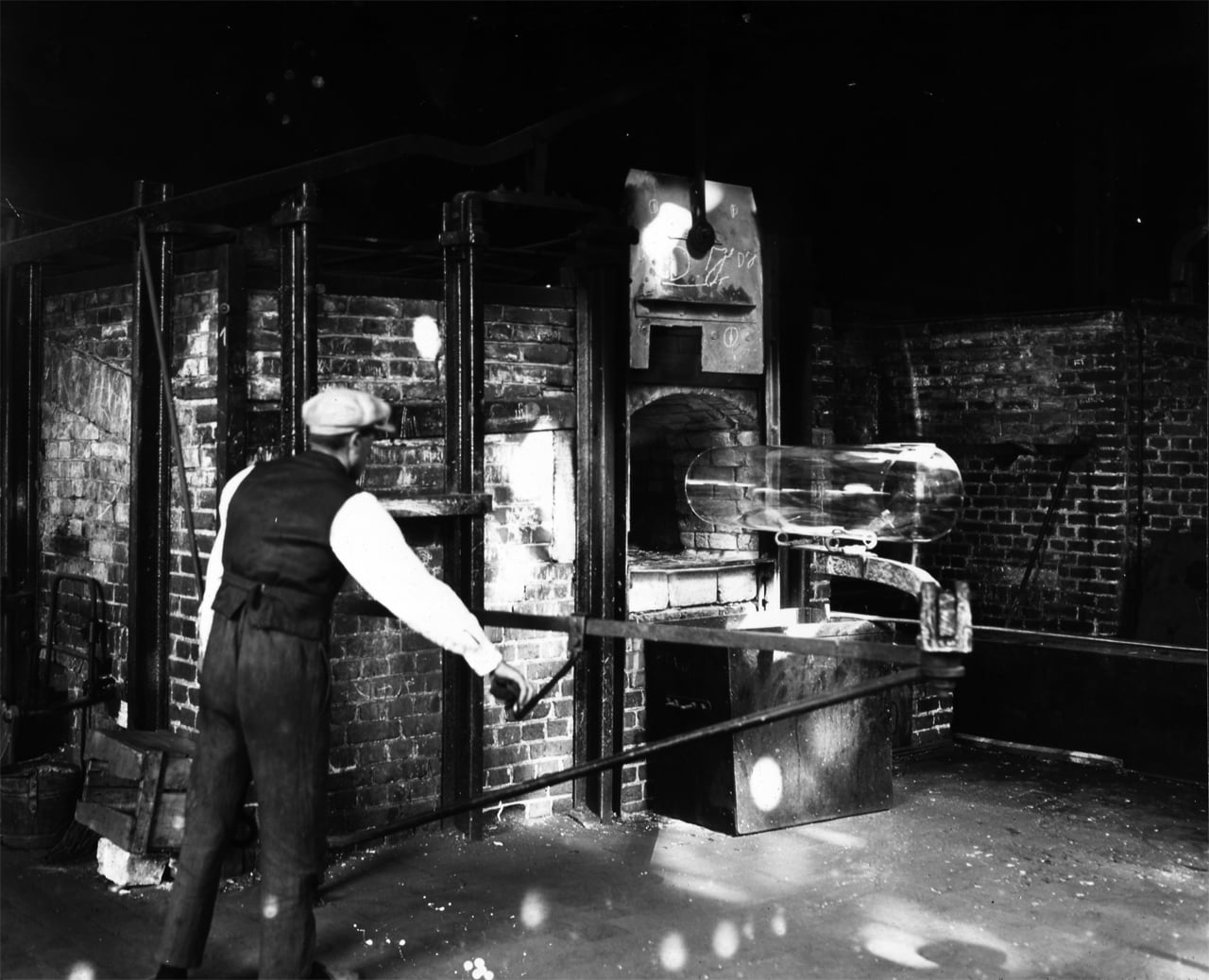 Enfournement d'un manchon dans le four de recuisson à l'usine d'Aniche, 1929