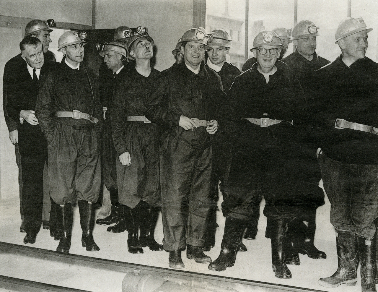 Louis Paul Thénard (en costume à gauche) avec le conseil d'administration de Saint-Gobain lors de l'inauguration du puits Thénard à la mine de Chizeuil