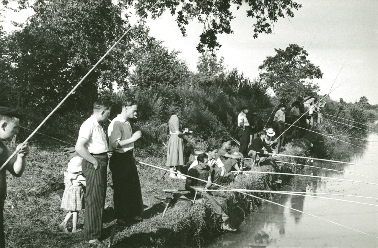 Une partie de pêche à l’étang des Mandies organisée par les établissements Trouillard, 1948