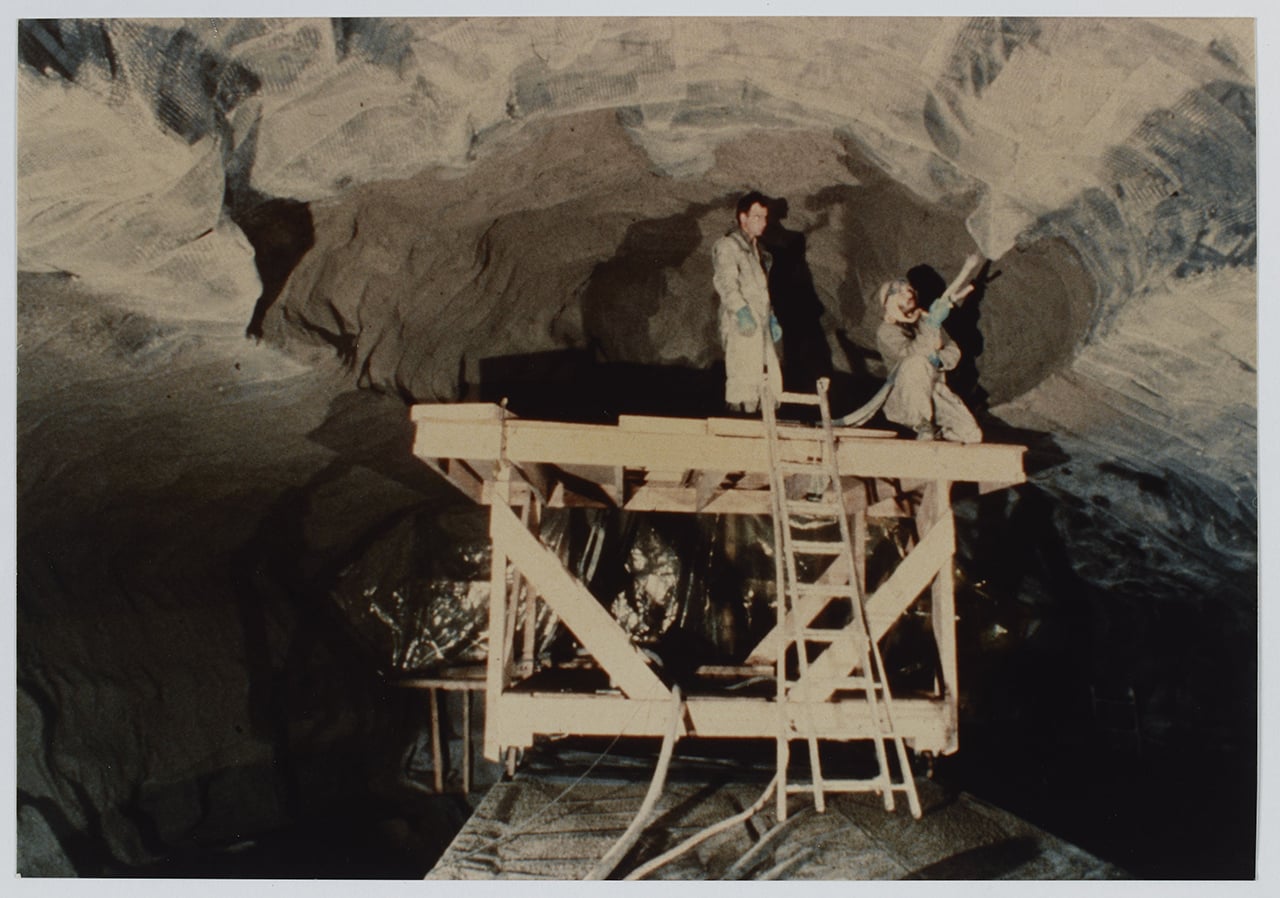 Pose de l'enduit pour la reproduction des fresques de la grotte de Lascaux, 1983