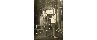 Contrôle de bouteilles par des "gamins" à la verrerie du Bousquet d'Orb les années 1930