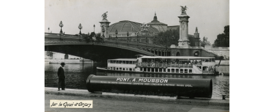 Livraison d'un tuyau en fonte de grand diamètre des Fonderies de Pont-à-Mousson sur le quai à Orsay à Paris, 1949