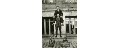 Test de résistance du vitrage trempé "Sécurit" au siège social de Saint-Gobain à Paris, devant le laboratoire de recherche, le 22 avril 1929 : la glace résiste à la charge de deux hommes (130 kg)