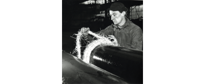 Pose d'une corde de protection autour du tuyau en vue du stockage à l'usine de Pont-à-Mousson dans les années 1950