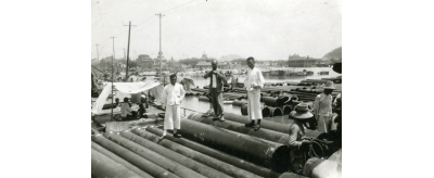 Débarquement et stockage des tuyaux pendant les inondations de Nankin en Chine, 1931