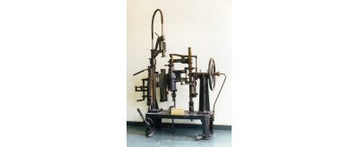 Première machine semi-automatique à fabriquer les bouteilles