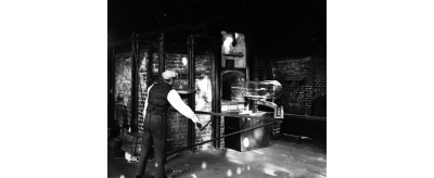 Enfournement d'un manchon dans le four de recuisson à l'usine d'Aniche, 1929