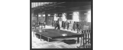 Atelier de savonnage des manchons par des femmes à l'usine d'Aniche, 1929