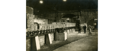 Premières expériences de coulée continue du verre selon le procédé Boudin à l'usine de Saint-Gobain, 1926