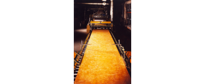 Matelas de laine de verre à la sortie des machines dans une usine ISOVER dans les années 1980