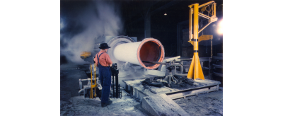 Machine à centrifuger les tuyaux de 1000 à 1500 mm de diamètre et de 7 mètres de long à l'usine de Pont-à-Mousson, 1956