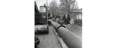 Pose de canalisation en fonte de Pont-à-Mousson pour l’adduction d’eau à Aubergenville, 1961