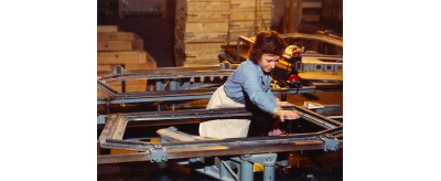 Bombage du verre pour la fabrication des pare-brise à l'usine de Longjumeau : opération d'assemblage automobile, 1973