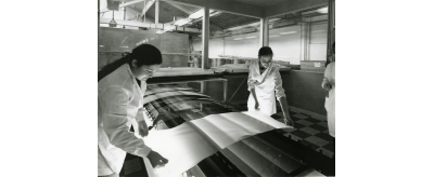 Bombage du verre pour la fabrication des pare-brise à l'usine de Longjumeau : ouvriers manipulant le verre Triplex, 1973