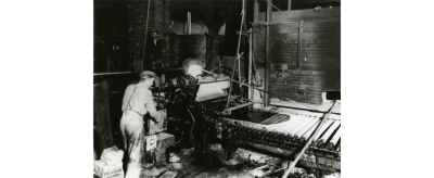 Coulée sur table selon le procédé Chance pour la fabrication de verres imprimés dans les années 1950