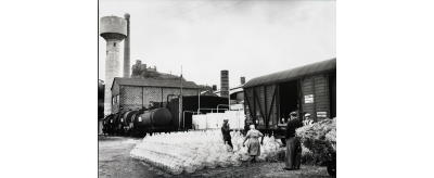 Chargement de bonbonnes dans un wagon à l'usine de Saint-Romain-le-Puy avant 1940