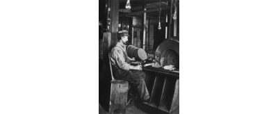 Ouvrier dégauchissant des meules dans l'usine de la Norton Emery Wheel Company à Worcester, vers 1890