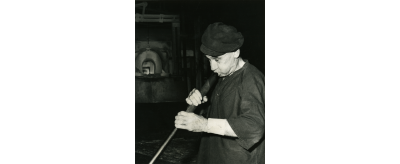 Soufflage du verre à la bouche à la verrerie de Saint-Just dans les années 1950