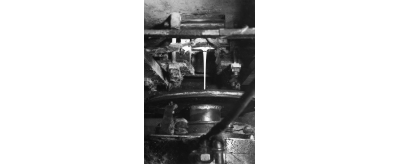 Coulée de verre dans une machine Owens au CRIR à Rantigny dans les années 1950