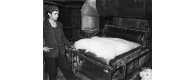 Matelas de laine de verre au CRIR à Rantigny dans les années 1950