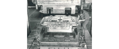 Fabrication d'un moule de lunette pour l'automobile à l'usine de Chalon-sur-Saône dans les années 1980