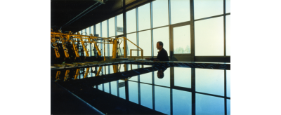 Technicien contrôlant la découpe du verre sur la ligne de float-glass à Herzogenrath dans les années 1980