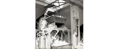 Concassage des matières premières pour la fabrication des réfractaires à l'usine SEPR du Pontet, années 1950