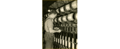 Retordeur sur métier de fibre de verre à l'usine de Vetrotex à Chambéry dans les années 1970