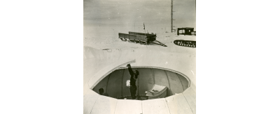Montage d'un igloo en fibre de verre Vetrotex lors d'une expédition polaire dans les années 1970