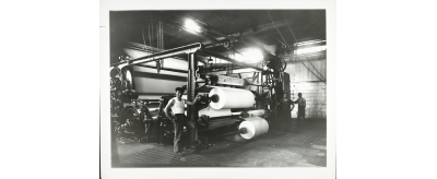 Refendeuse en sortie de la machine n° 3 à la Société des papeteries de Condat dans les années 1930