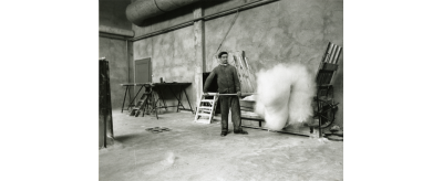 Manutention d'un matelas de laine de verre à l'usine de Lucens en Suisse, années 1940