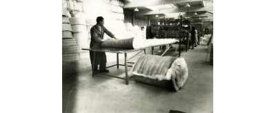 Conditionnement des matelas de laine de verre à l'usine de Lucens en Suisse dans les années 1940