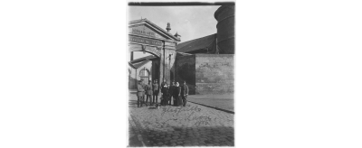 Un groupe de soldats allemands prend la pose devant l'entrée de la Manufacture de Saint-Gobain en 1916. Sur le fronton, les nouveaux maîtres des lieux ont inscrit "Bismarck-Hütte" surmonté du profil du chancelier de l'unité allemande.