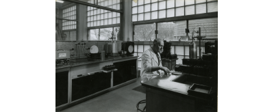 Un chercheur dans son laboratoire au centre de recherches verrières de La Villette en 1952