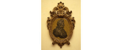 Portrait-médaillon de Louis XIV en verre coulé et biseauté peint en grisaille au revers, par Bernard Perrot, vers 1685