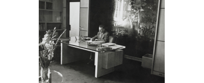 Ivan Peychès dans son bureau au Centre de recherches de La Villette, années 1950