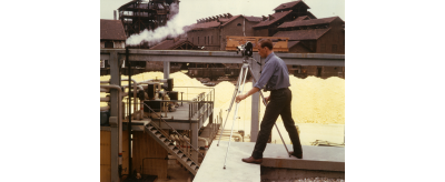Jean-Louis Gobaille sur le tournage d'Opération confort à l'usine Isover de Rantigny, 1958