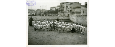 Les enfants et leurs maîtresses dans la cour de l’asilo infantile de la glacerie de Pise vers 1900