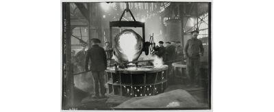 Moulage debout d’un tuyau en fonte de diamètre 1500 mm pour le réseau d’eau de Sao Paulo (Brésil) à l’usine de Pont-à-Mousson en décembre 1926