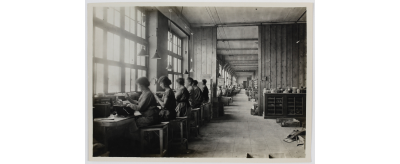 Atelier de refoulage du verre optique à l’usine du Vésinet des Verreries de Parra-Mantois en 1927