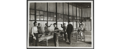 Découpe des manchons de verre à vitre à la Vitreria Mecanica Italiana, 1925