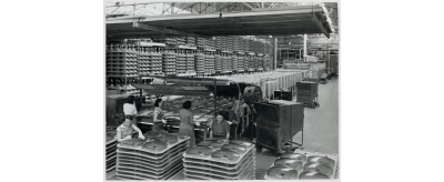 La recuisson des écrans de télévision à l’usine SOVIREL de Bagneaux-sur-Loing, années 1960