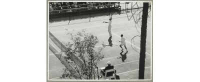 Jean Borotra (à droite) joue en double à l’occasion de l’inauguration du Groupe Tennis de Pont-à-Mousson, 1957
