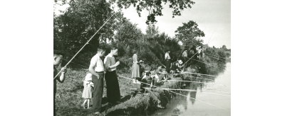 Une partie de pêche à l’étang des Mandies organisée par les établissements Trouillard, 1948
