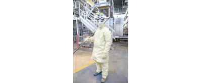 Maçon fumiste en combinaison intégrale « Heat beater » à l’usine Eurofloat de Salaise-sur-Sanne, 2013