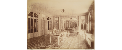 Salle d’exposition de produits verriers au siège social de Saint-Gobain place des Saussaies à Paris, 1902