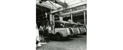 Comptoir de vente de glaces de Saint-Gobain, Aniche et Boussois à Paris, rue Boucry, 1962