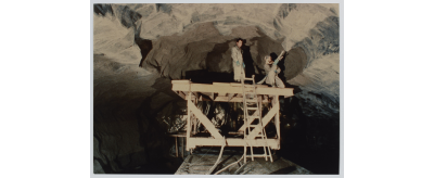 Pose de l'enduit pour la reproduction des fresques de la grotte de Lascaux, 1983