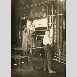 Contrôle de bouteilles par des "gamins" à la verrerie du Bousquet d'Orb les années 1930